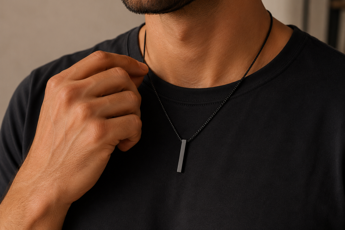 Collar barra vertical negro hombre