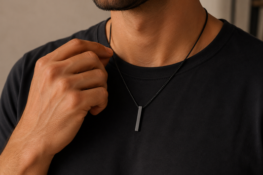 Collar barra vertical negro hombre
